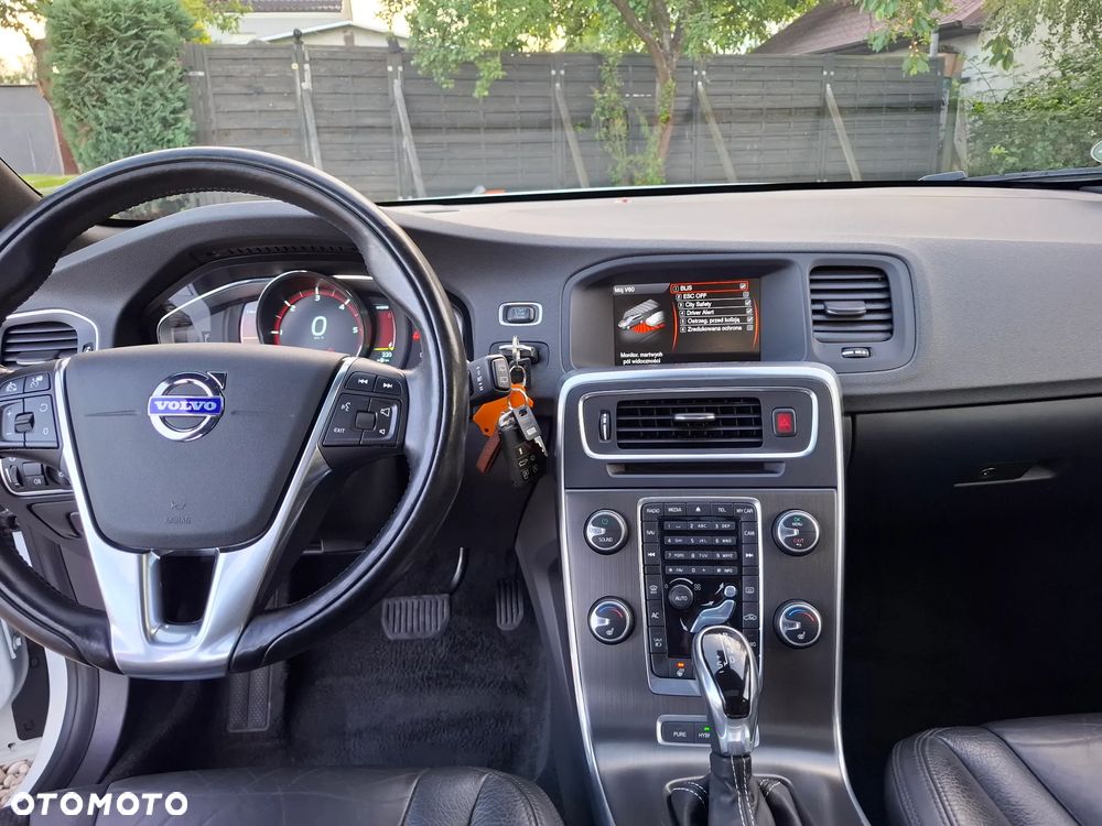 Volvo V60 D6 AWD Plug-in Hybrid R-Design Summum - 11