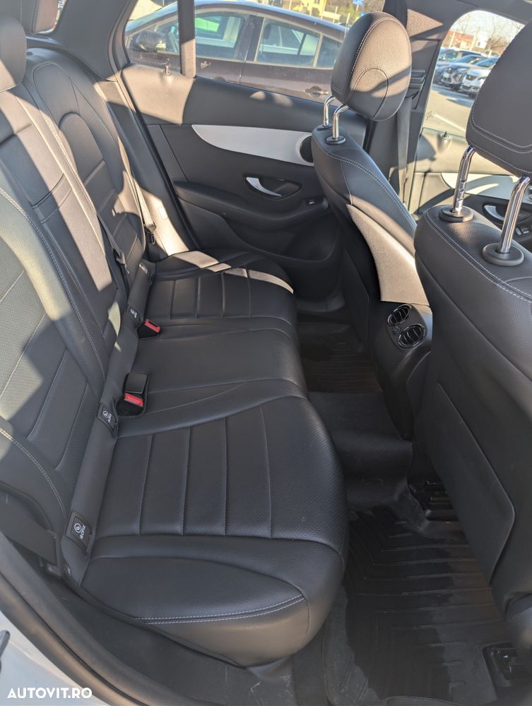 Mercedes-Benz GLC 300 4Matic 9G-TRONIC Exclusive - 38