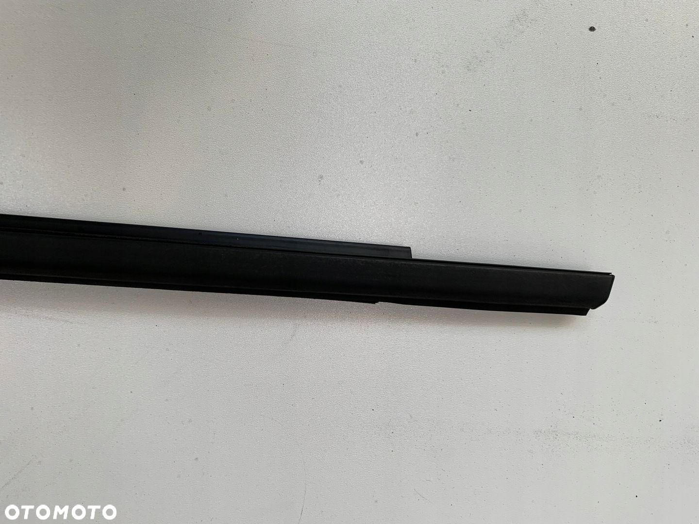 FORD ESCAPE MK4 IV KUGA LISTWA ZGARNIAJĄCA SZYBY TYLNA LEWA PARAPET CZARNA - 3