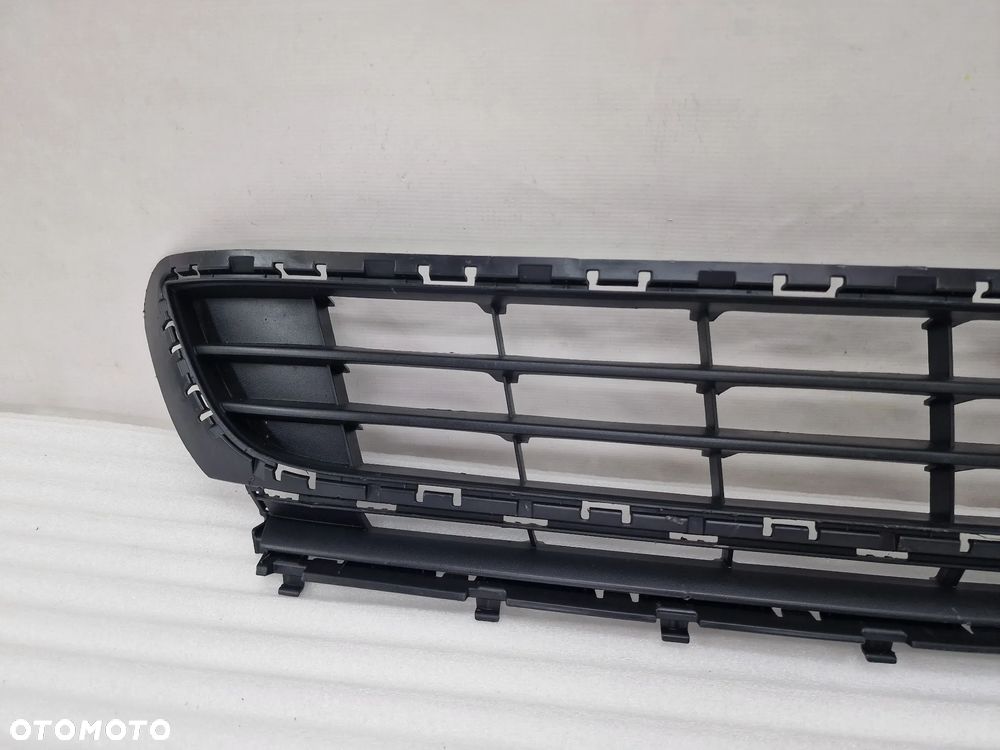VW GOLF VII 5G0 12- KRATKA ŚRODKOWA ZDERZAKA PRZEDNIEGO , NR 5G0853677 , NR AUKCJI K307 - 5
