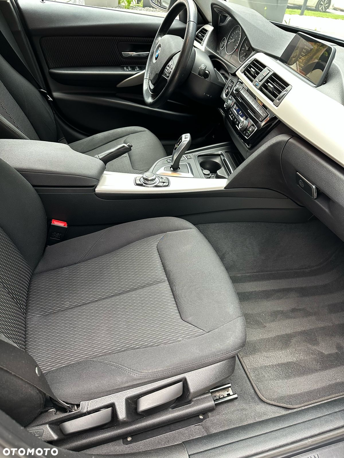 BMW Seria 3 318d Touring Advantage - 17