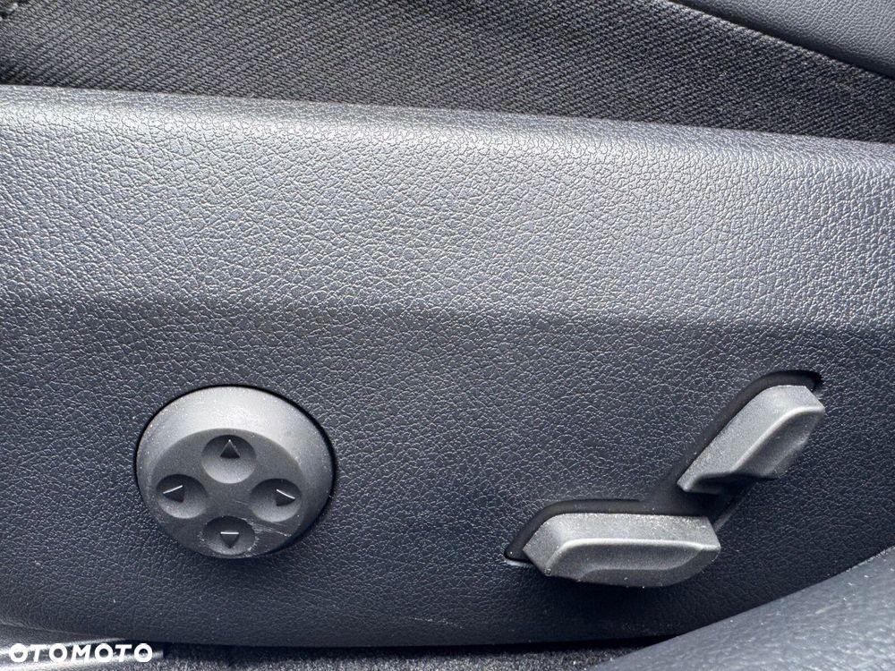 Mercedes-Benz Klasa C 180 mHEV AMG - 27