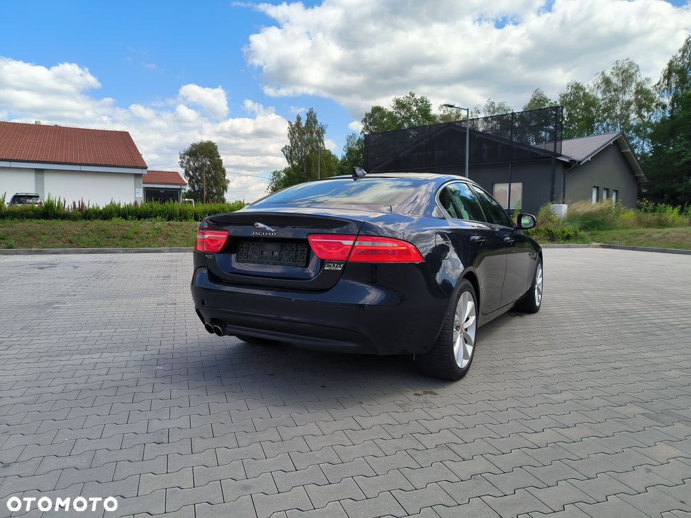 Jaguar XE - 4