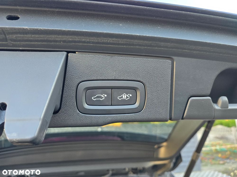 Volvo XC 60 T6 Plug-In Hybrid AWD Plus Dark - 39