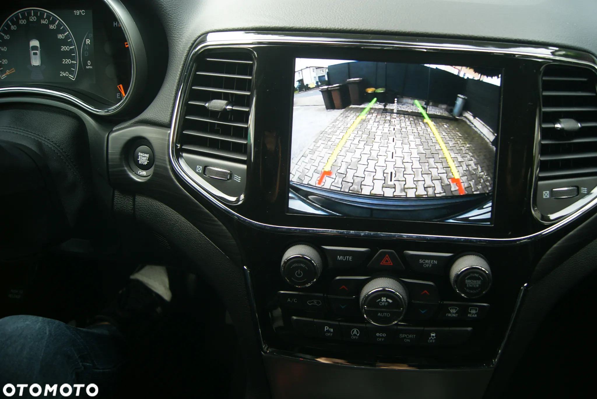 Jeep Grand Cherokee - 21