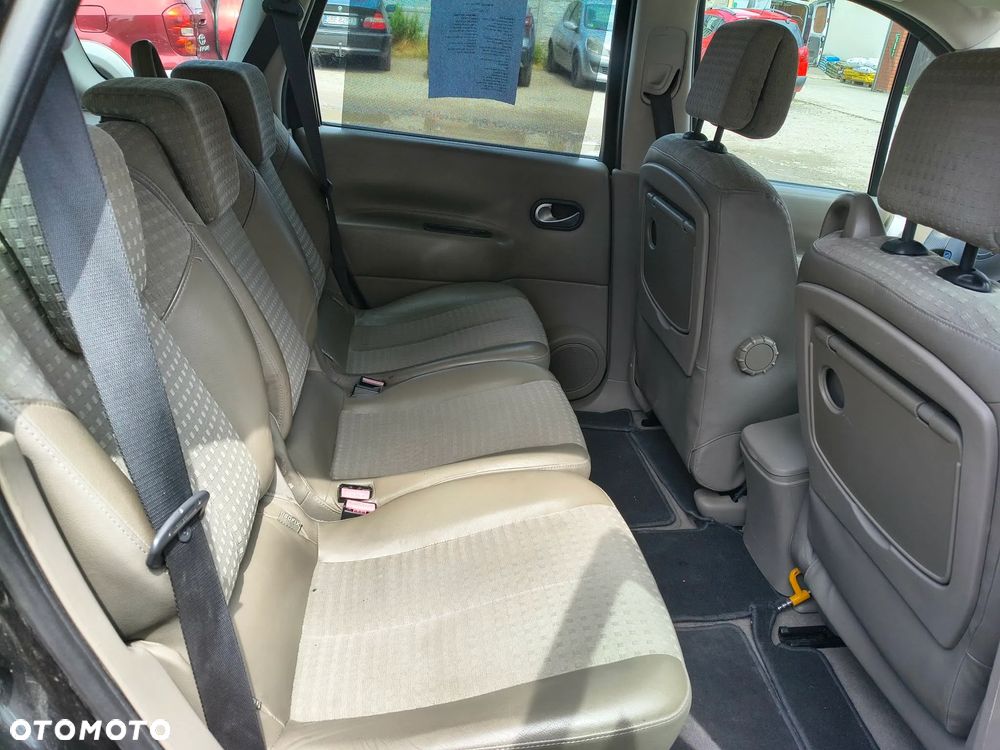 Renault Scenic 2.0 Confort Privilege - 4