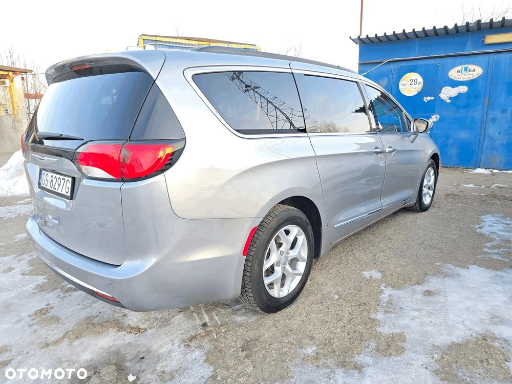 Chrysler Pacifica - 12