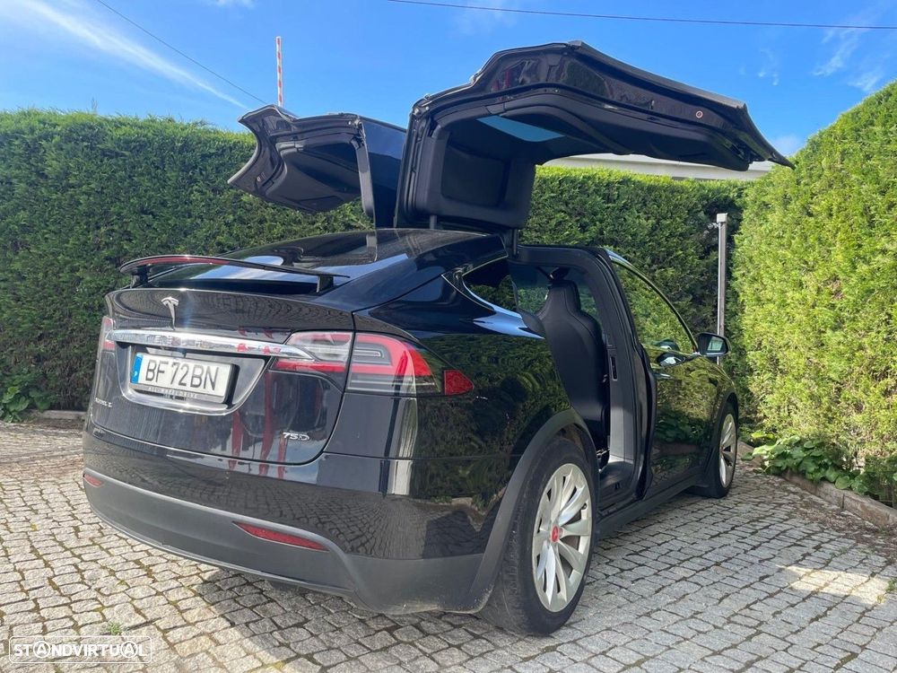 Tesla Model X - 4