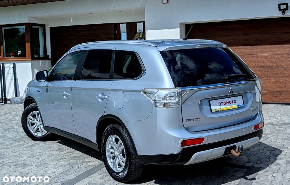 Mitsubishi Outlander Instyle NAVI + - 31