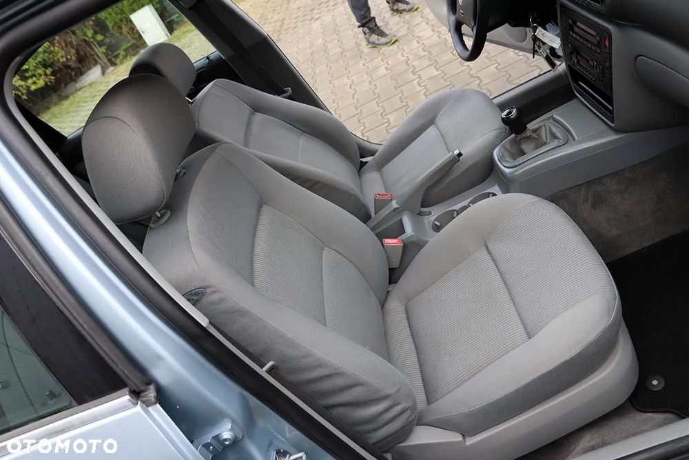 Volkswagen Passat 1.9 TDI Comfortline - 24