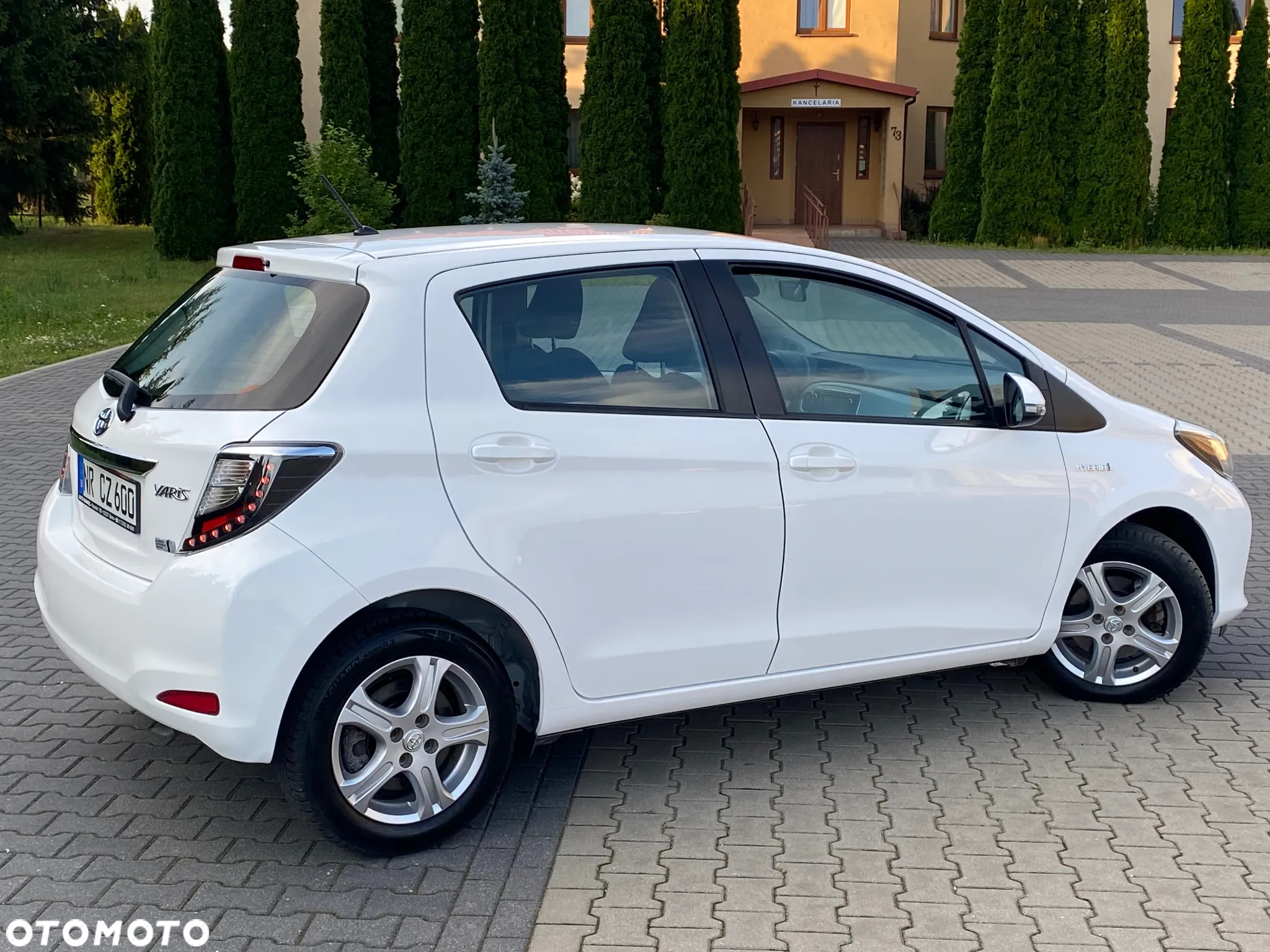 Toyota Yaris Hybrid 100 Premium - 14