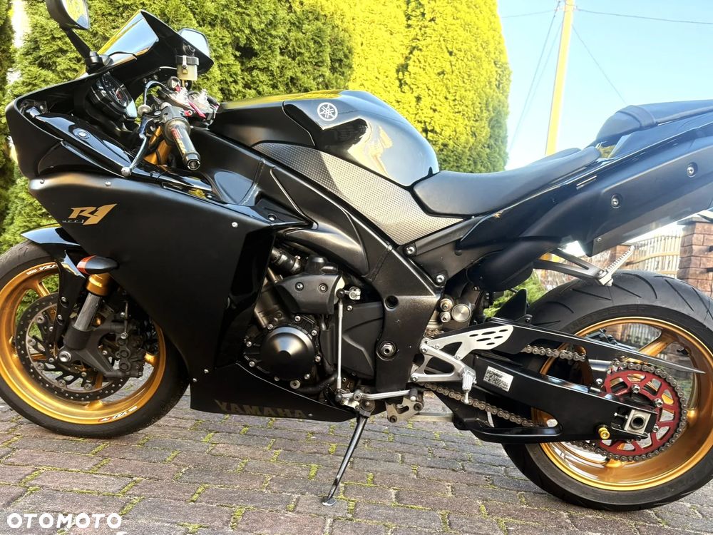 Yamaha R1 - 16