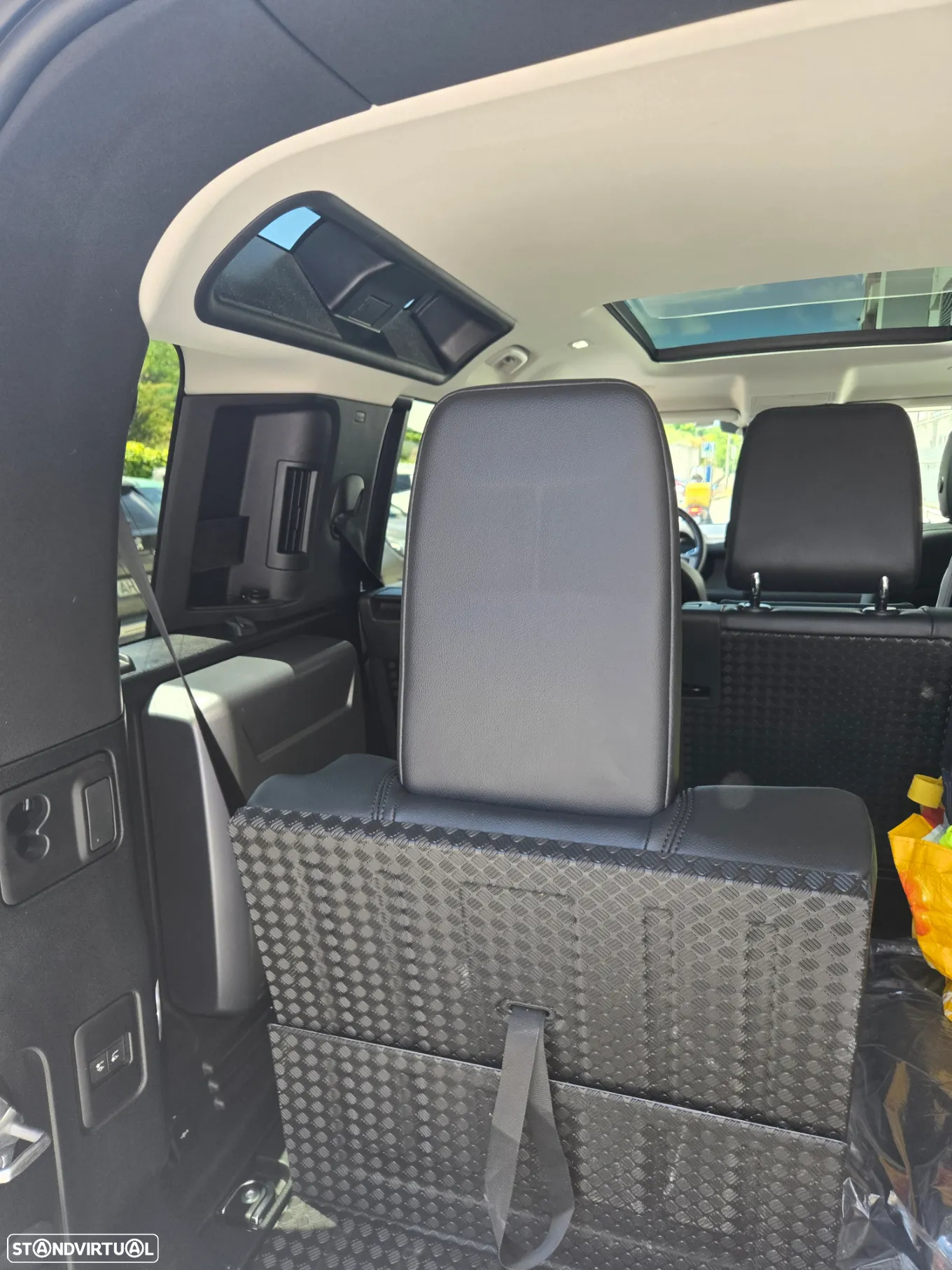 Land Rover Defender 110 D240 SE - 14