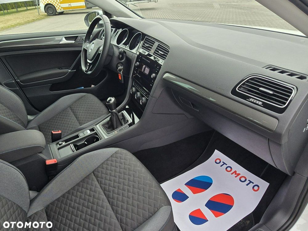 Volkswagen Golf - 24