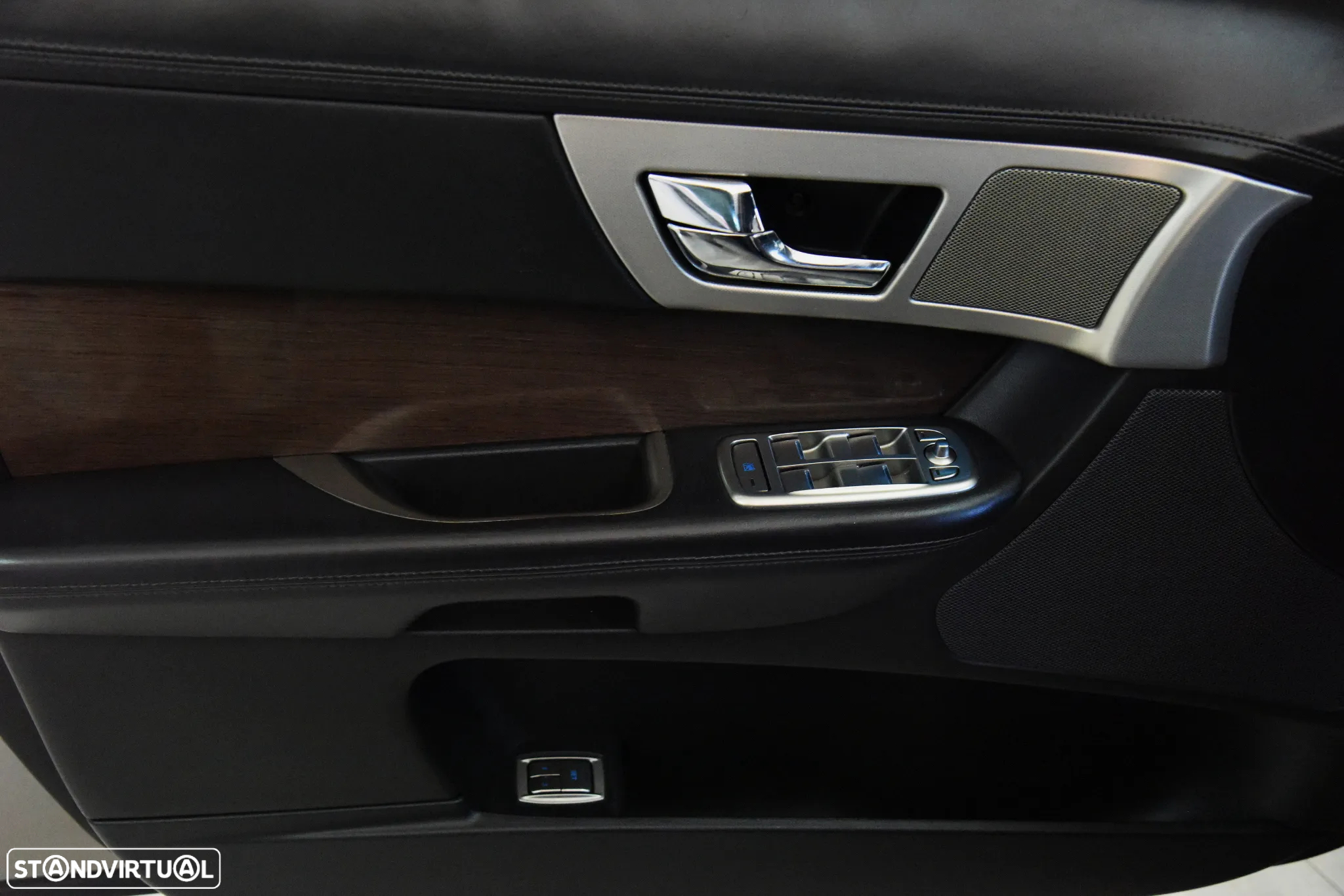 Jaguar XF 2.7 D V6 Luxury - 30