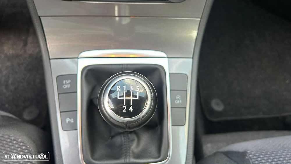 VW Passat Variant 1.6 TDI DPF BlueMotion Comfortline - 16