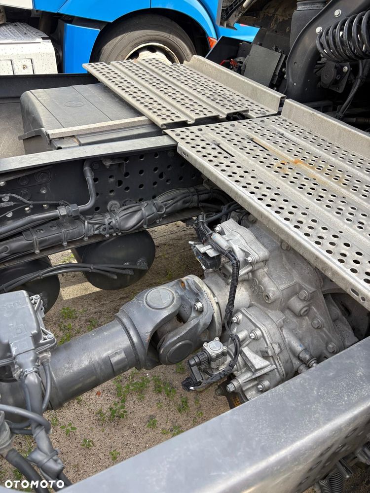 Mercedes-Benz Actros - 10