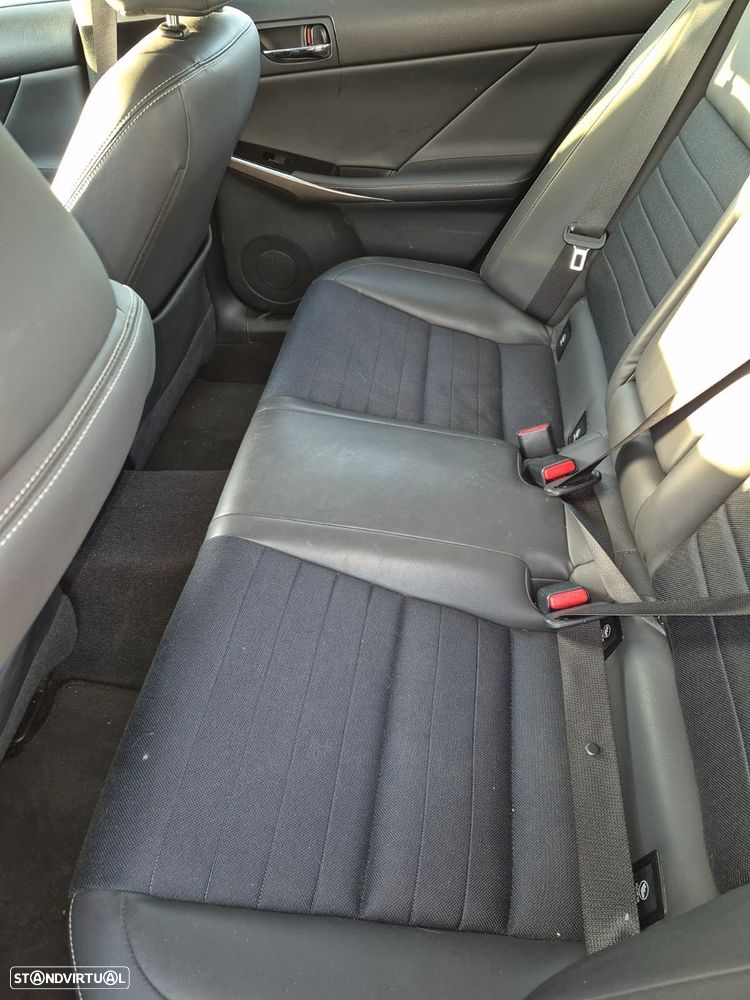 Lexus IS 300H Executive - 24