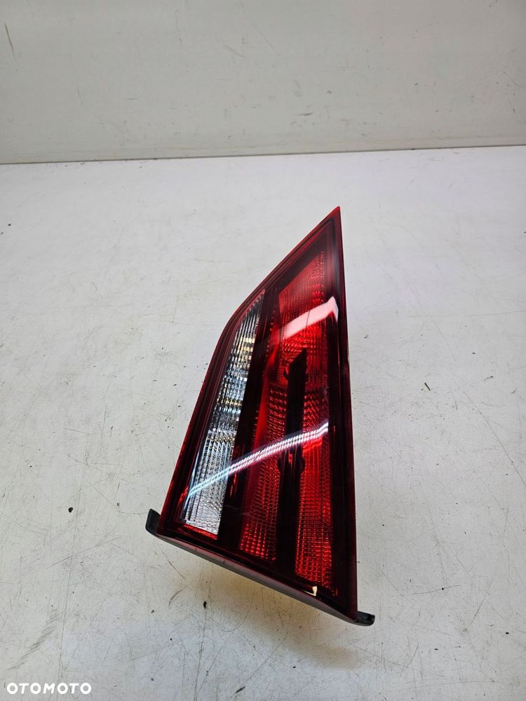 LAMPA PRAWY TYŁ W KLAPĘ AUDI A3 8V SEDAN 8V5945094G - 4