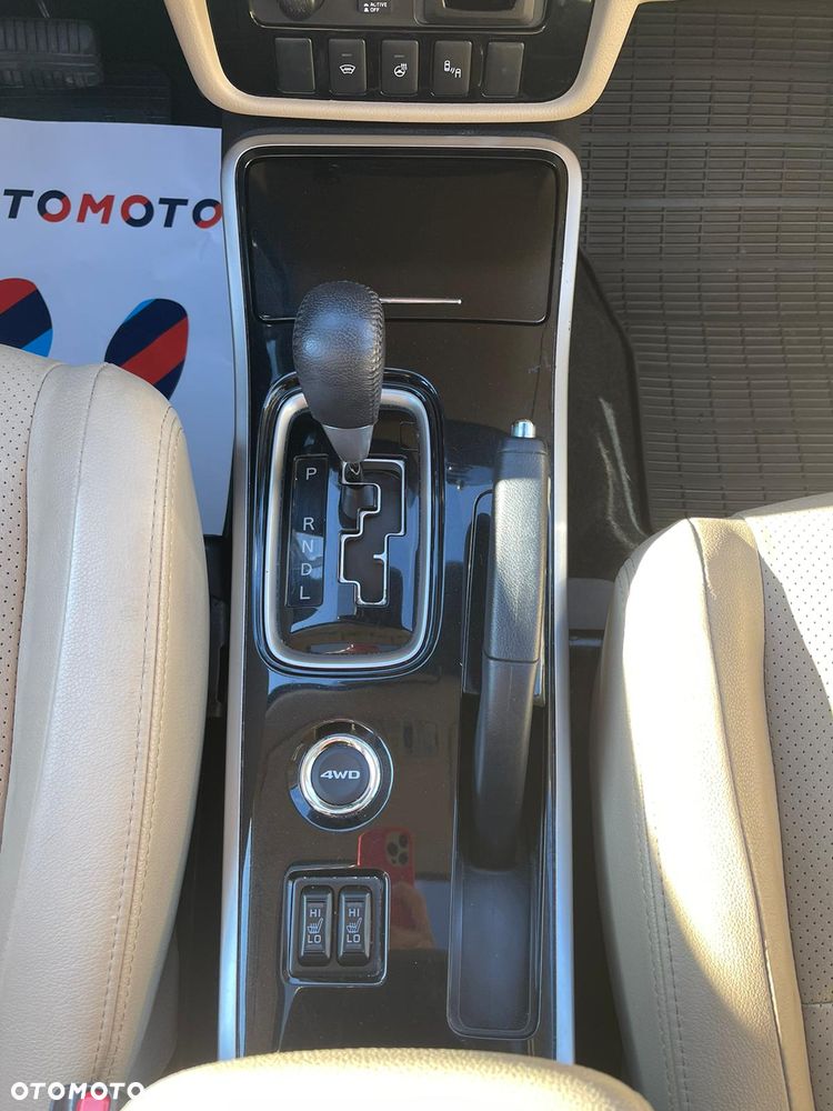 Mitsubishi Outlander - 25