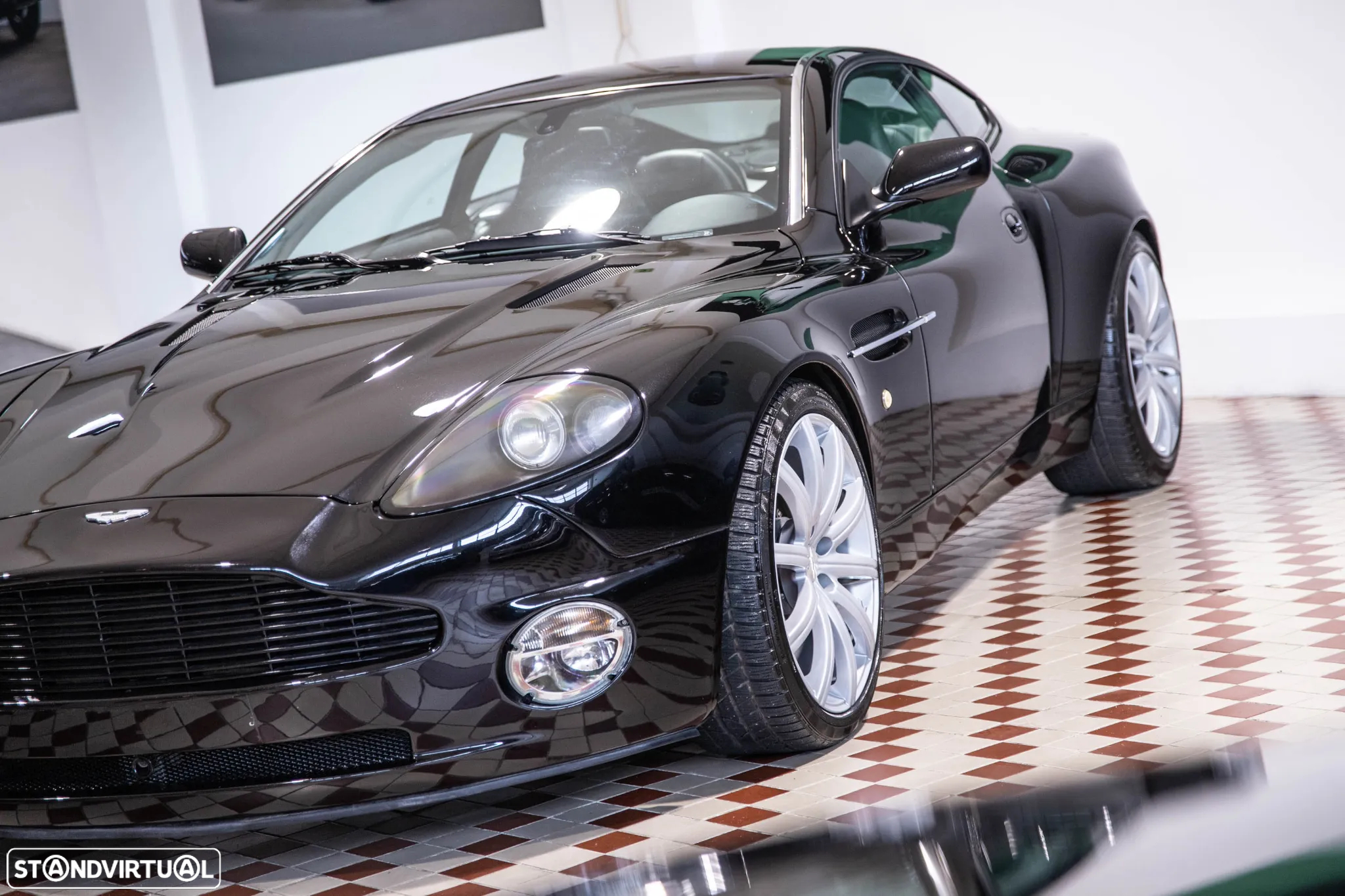 Aston Martin Vanquish - 5