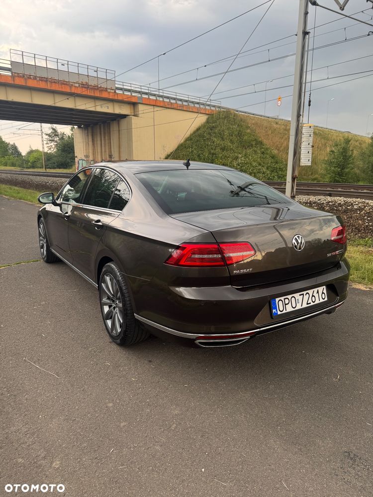 Volkswagen Passat - 4