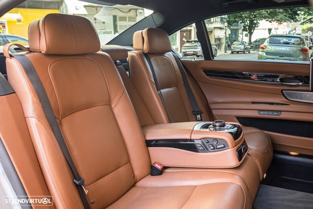 BMW 750 Li xDrive Pack M — fotografia 42
