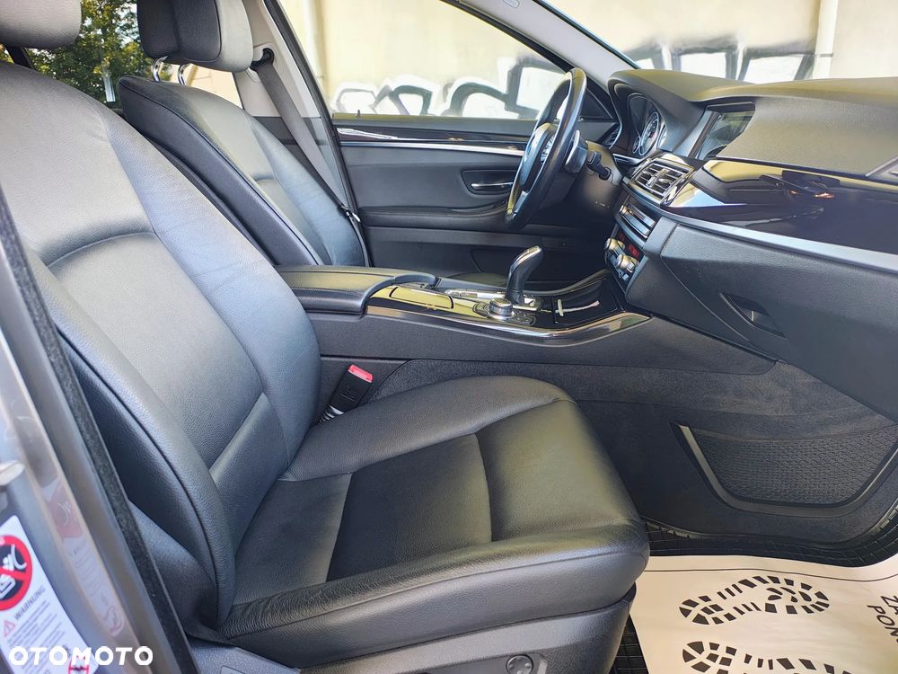 BMW Seria 5 550i Sport-Aut - 23