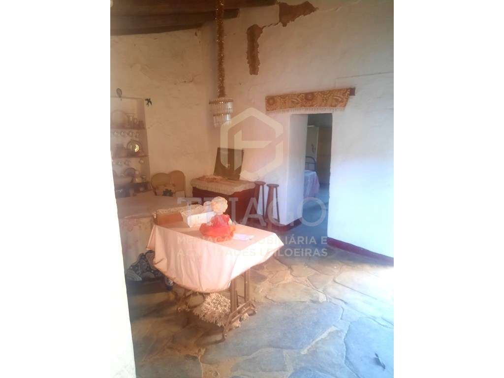 Casa para recuperar no Centro da Vila de Barrancos - Grande imagem: 5/10