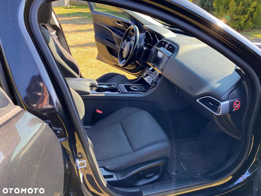 Jaguar XE - 16