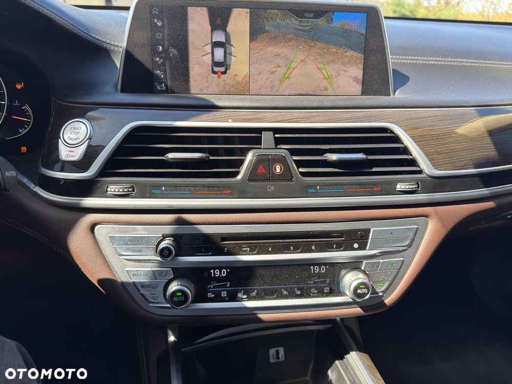 BMW Seria 7 750i xDrive Edition Exclusive - 14