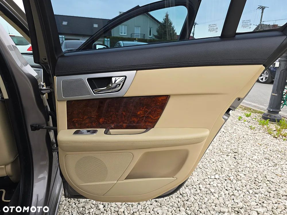 Jaguar XF 2.2 D Premium Luxury - 23