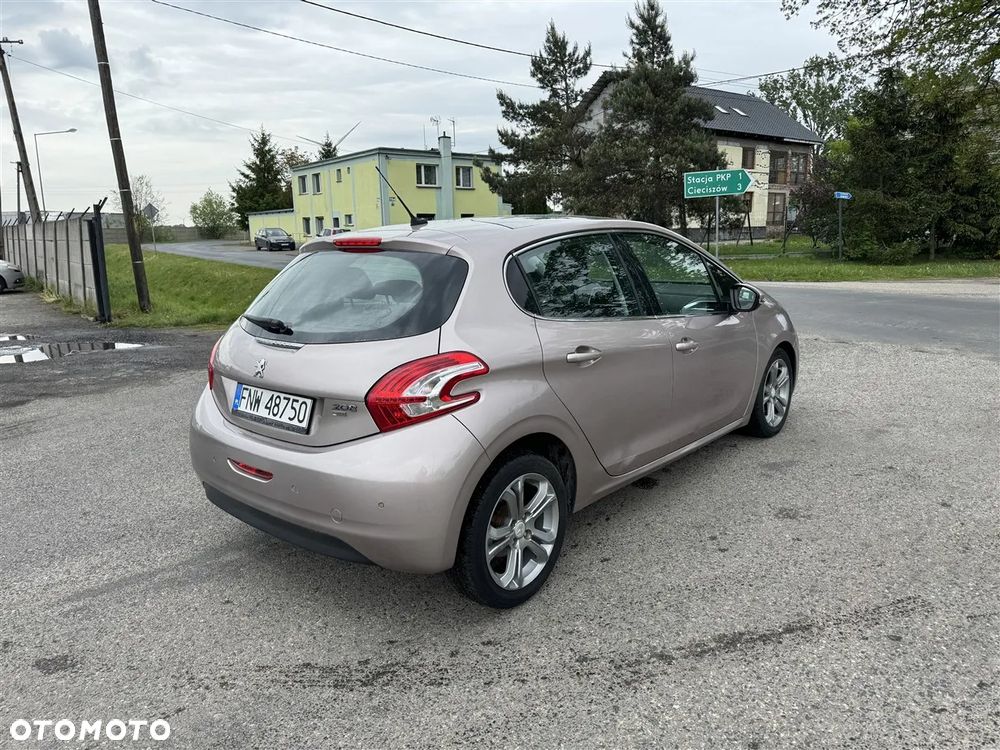 Peugeot 208 - 8