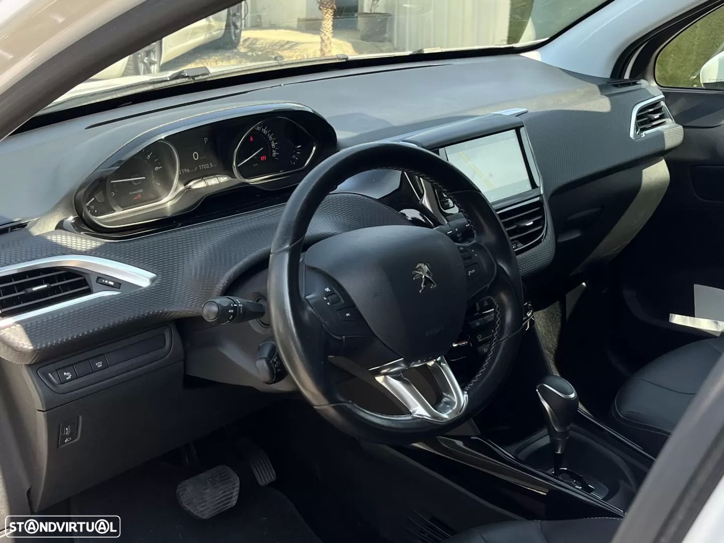 Peugeot 2008 1.2 PureTech Allure EAT6 - 3