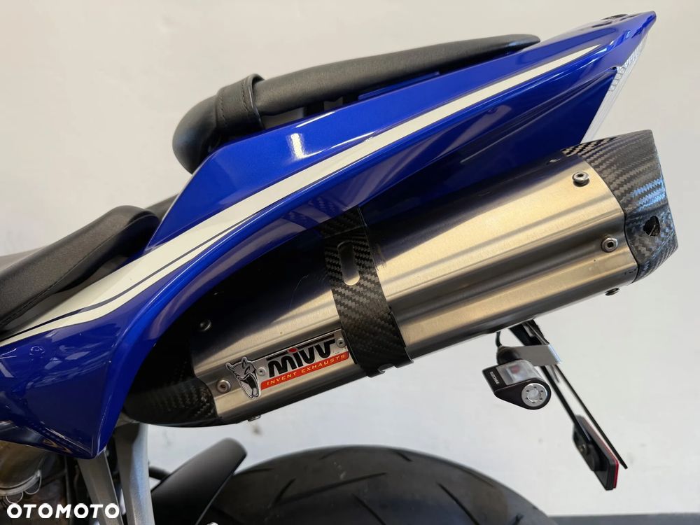 Yamaha R1 - 18