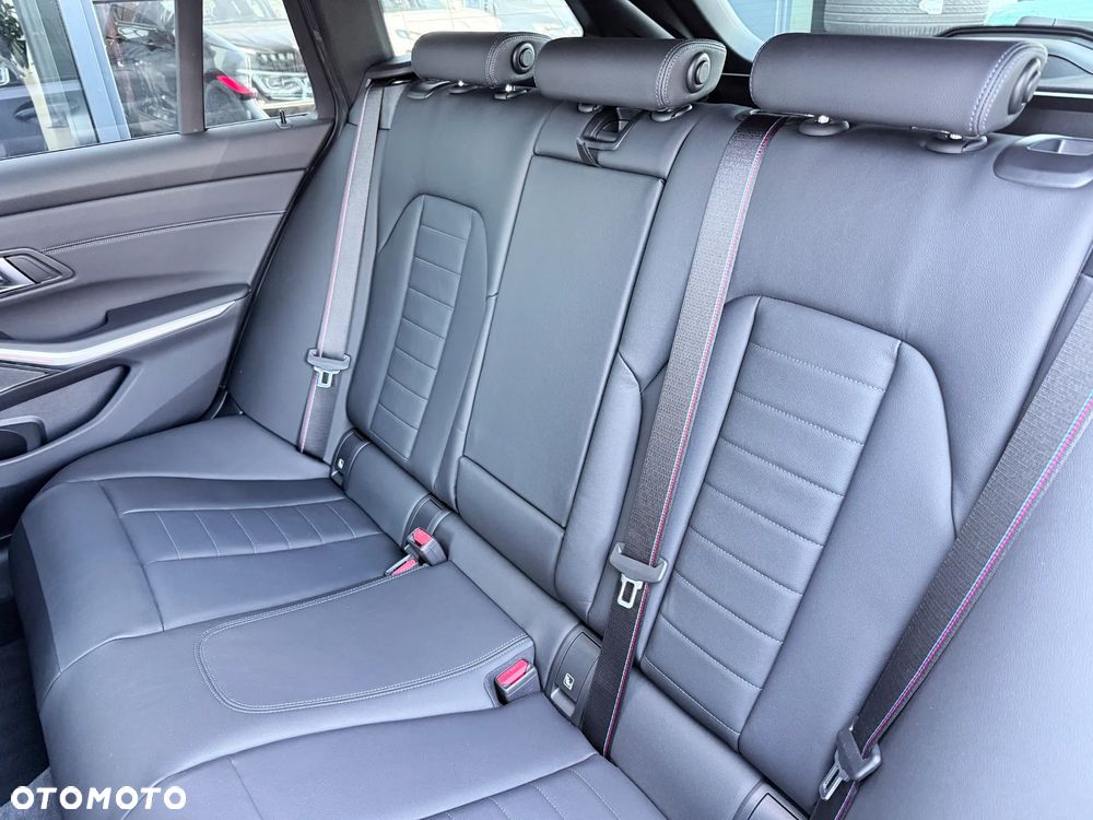 BMW Seria 3 320d xDrive M Sport - 36