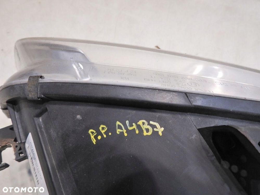 LAMPA PRAWA PRZEDNIA PRZÓD AUDI A4 B7 8E0941004AJ 0301219202 - 2