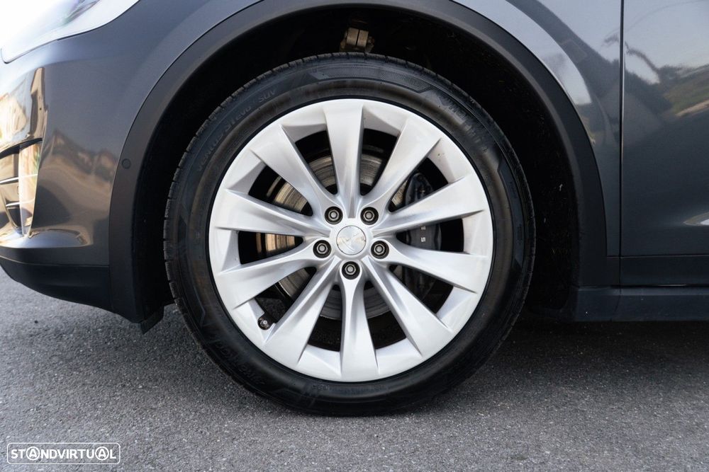 Tesla Model X - 33