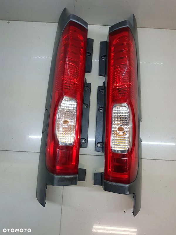 RENAULT TRAFIC II LIFT VIVARO LAMPA TYLNA PRAWA LUB LEWA TYL