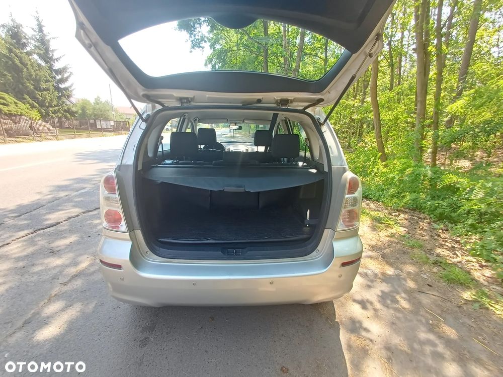 Toyota Corolla Verso 1.8 Premium + - 11