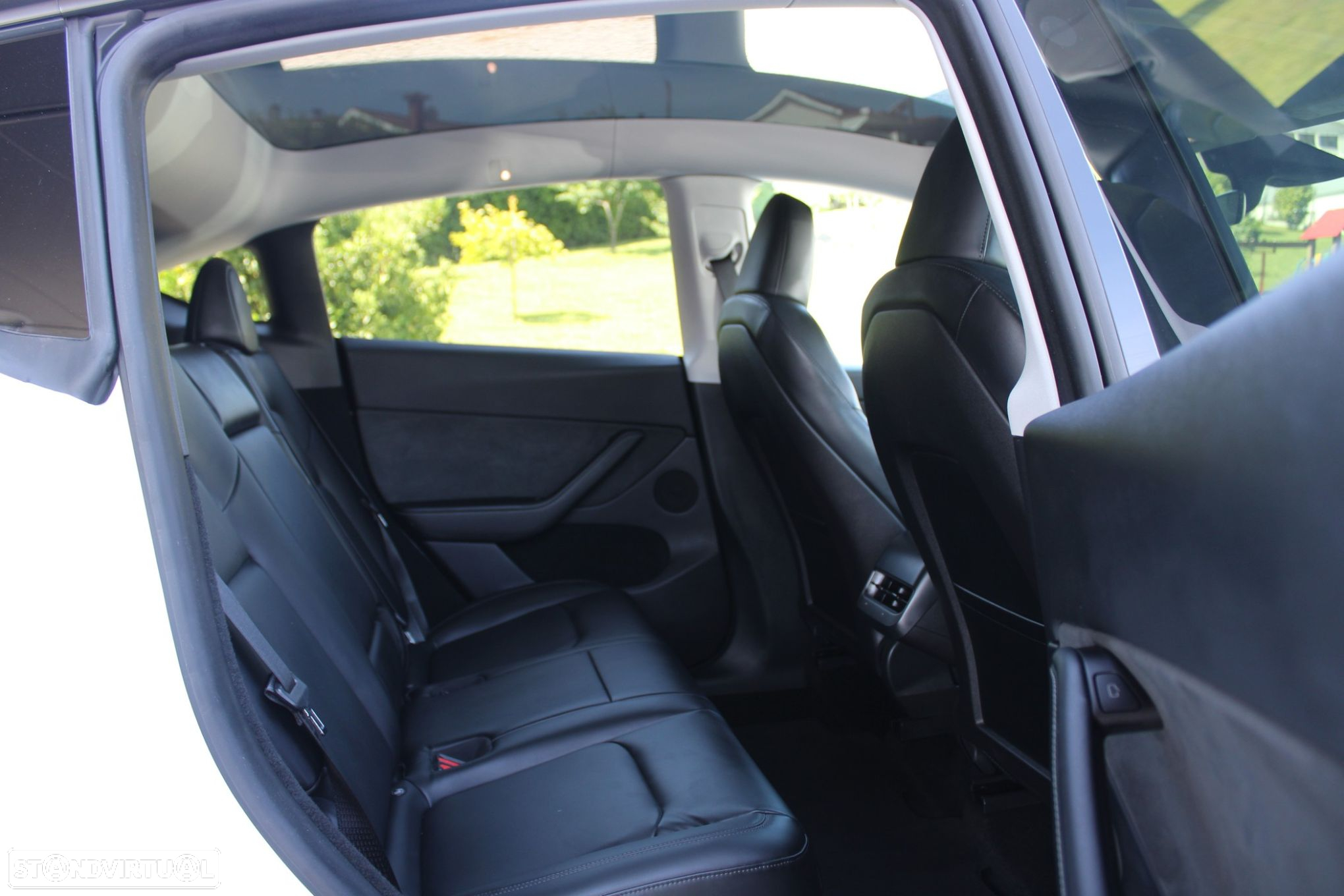 Tesla Model Y Long Range Dual Motor AWD - 26