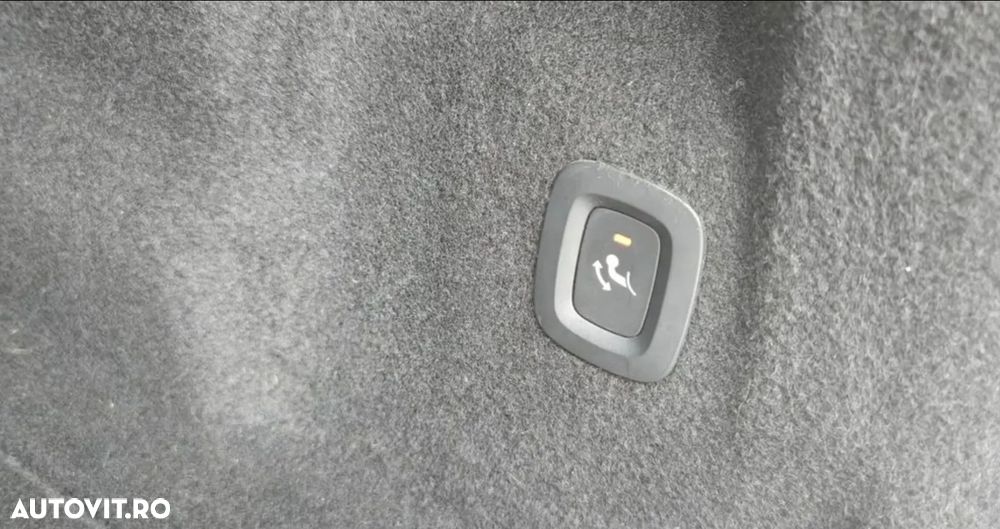 Volvo XC 60 B4 MHEV AWD R-Design - 31