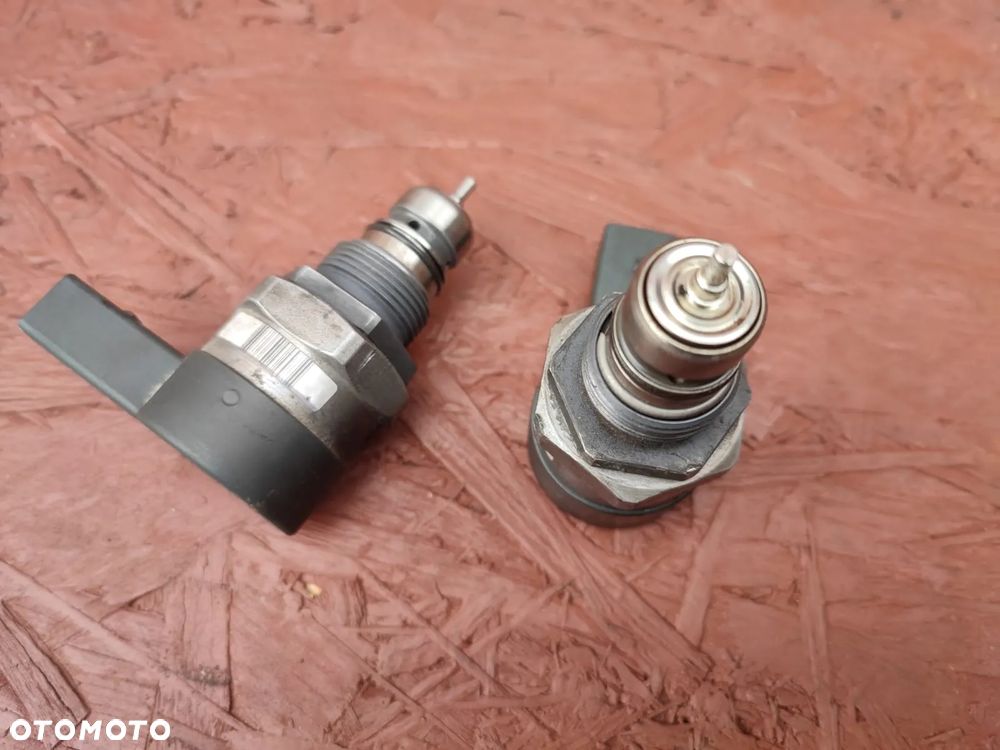 BMW E46 / E53 / E60 / E60 LCI / E61 / E61 LCI / E63 LCI / E64 LCI / E65 / E66 / E70 / E70 LCI / E71 / E83 / E83 LCI / E87 / E90 / E90 LCI / E91 / E91 LCI / E92 / E92 LCI / E93. ORYGINALNE CZUJNIKI CIŚNIENIA PALIWA Z LISTWY WTRYSKOWEJ DO GAMY SILNIKÓW M47 / M57. O NR: 7 787 167 OEM. DZIAŁAJĄCE W 100%. - 2