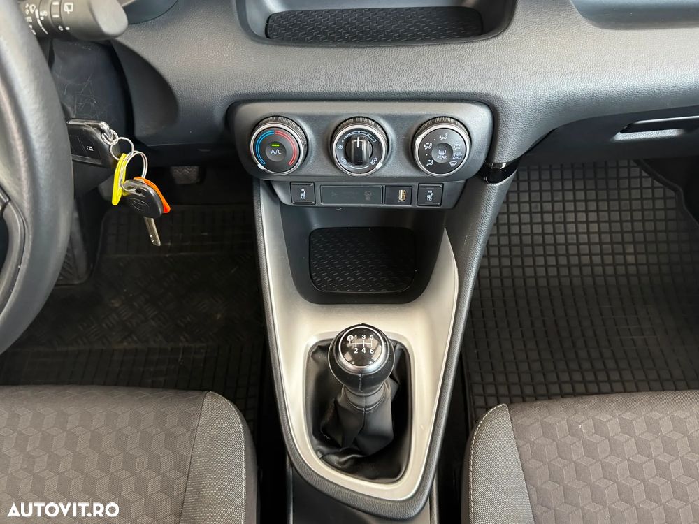 Toyota Yaris 1.5 L Dynamic - 17