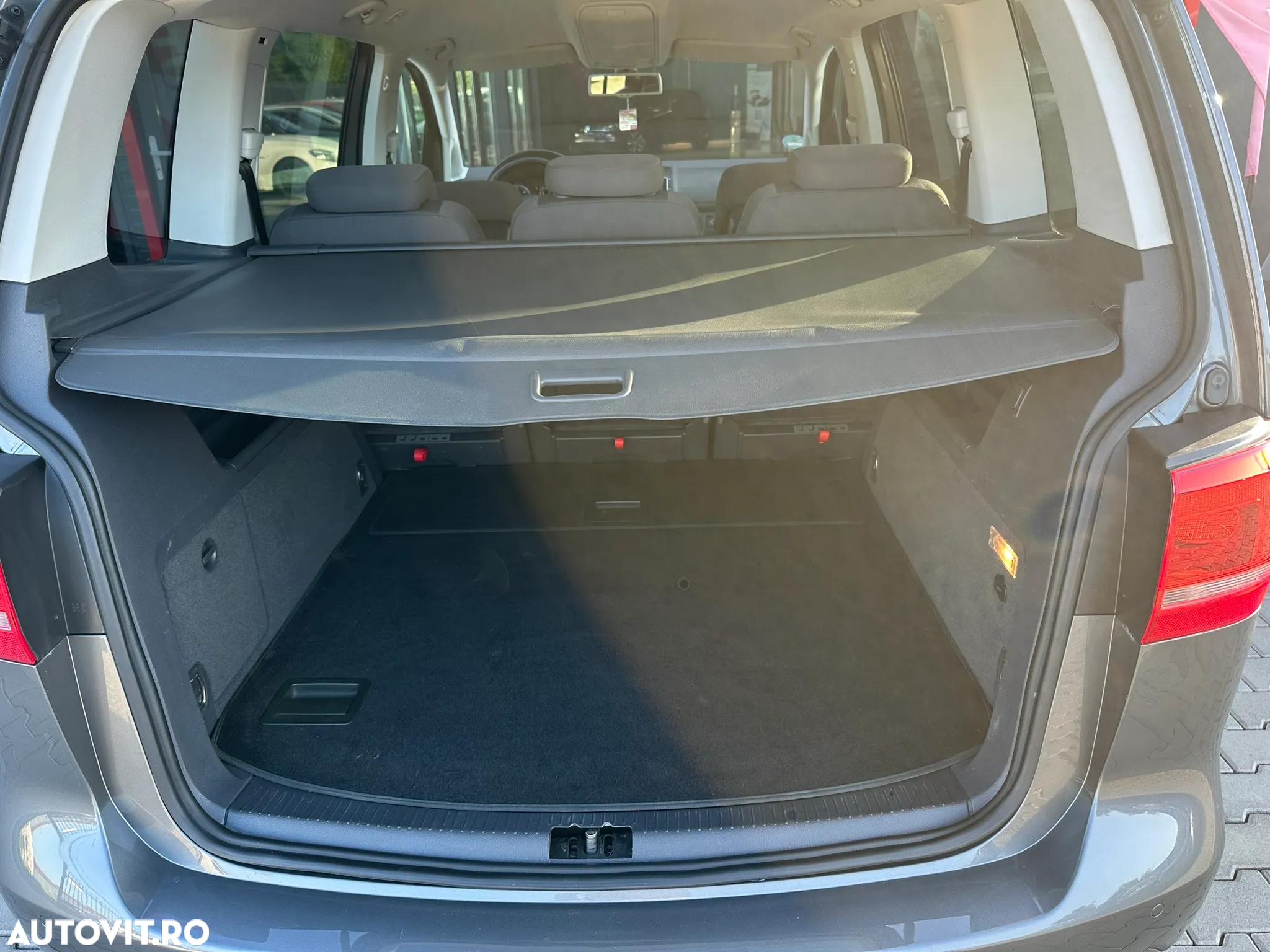 Volkswagen Touran 1.6 TDI DPF BlueMotion Technology DSG Comfortline - 25