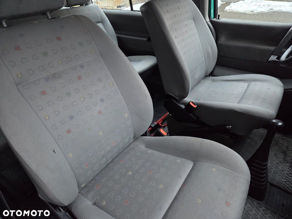 Volkswagen Caravelle - 4