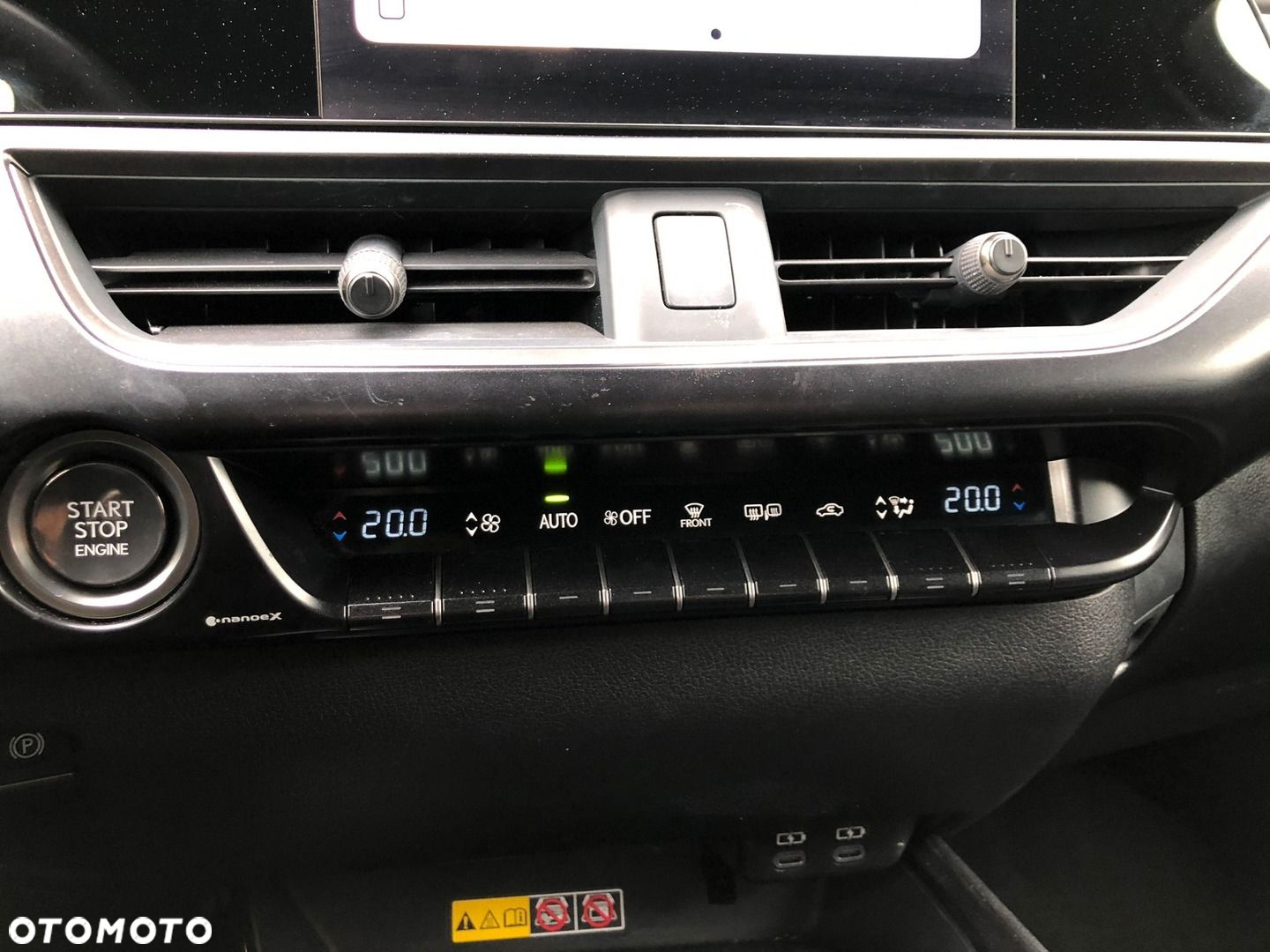 Lexus UX - 24