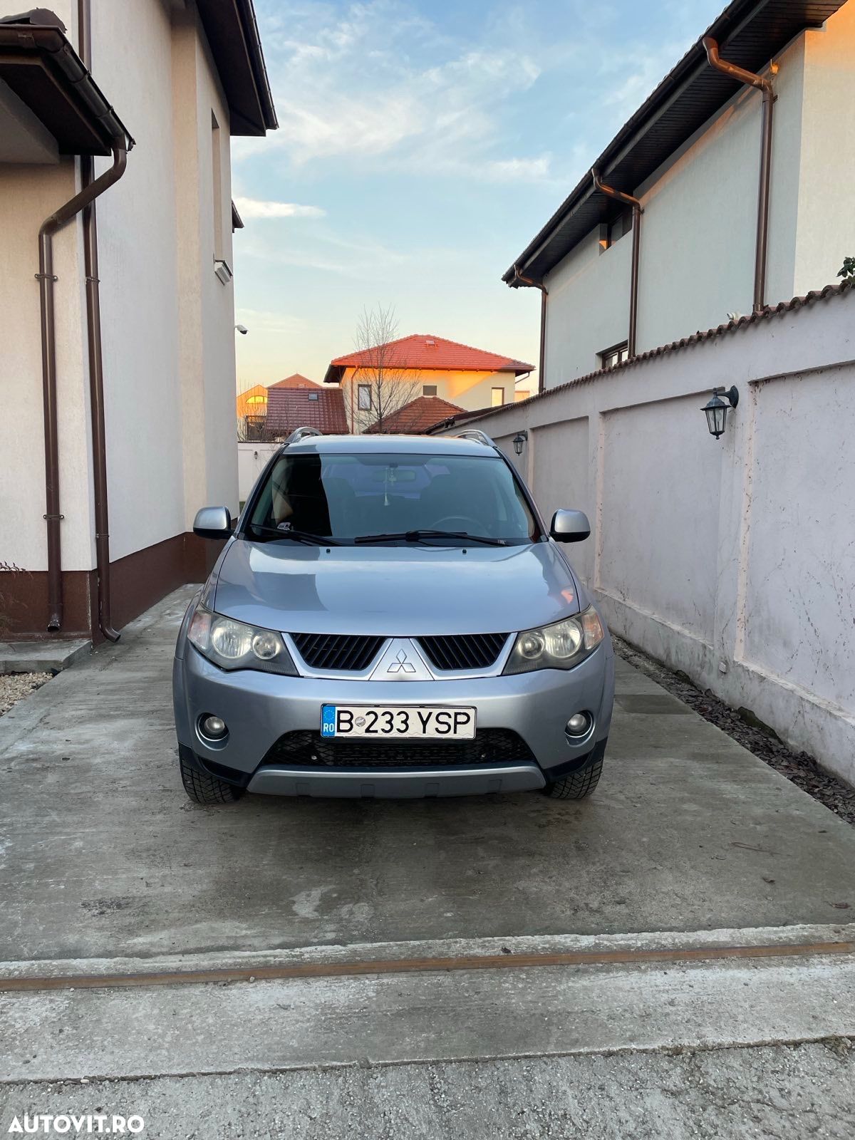 Mitsubishi Outlander - 1