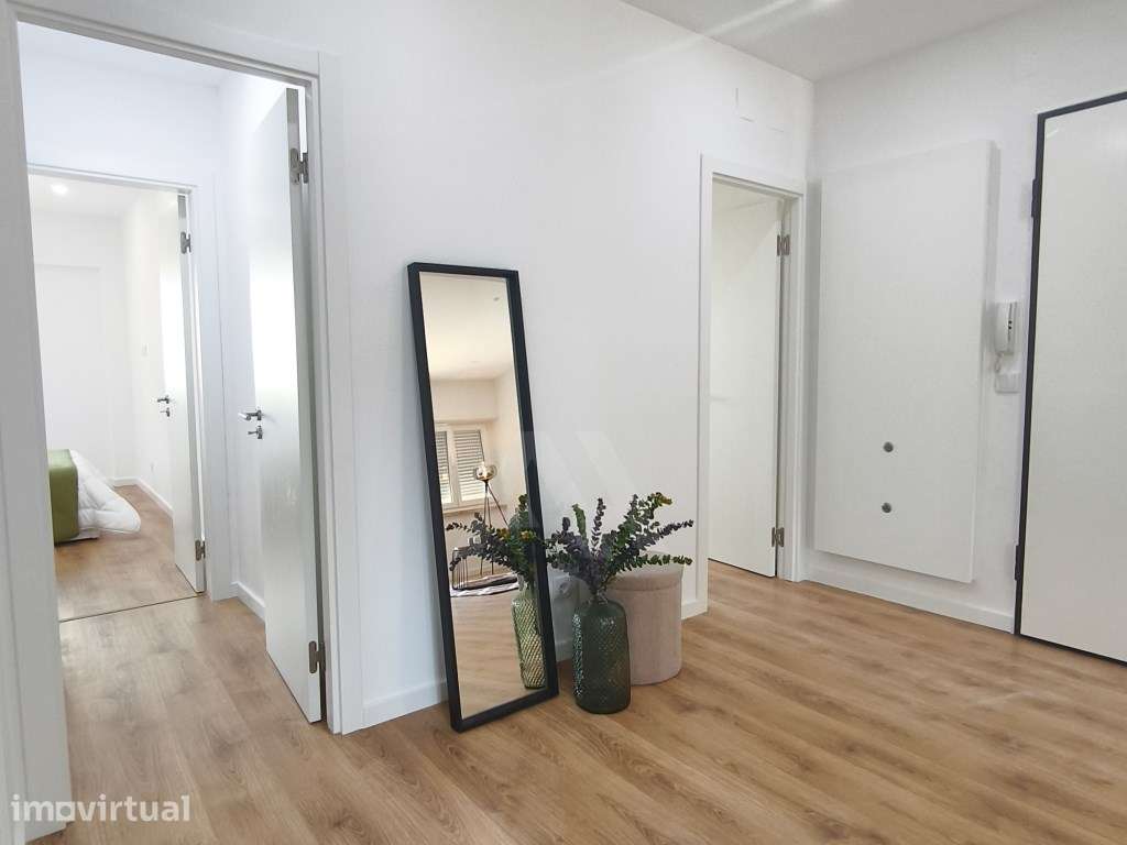Apartamento T3 com suíte renovado em Benfica - Grande imagem: 2/23