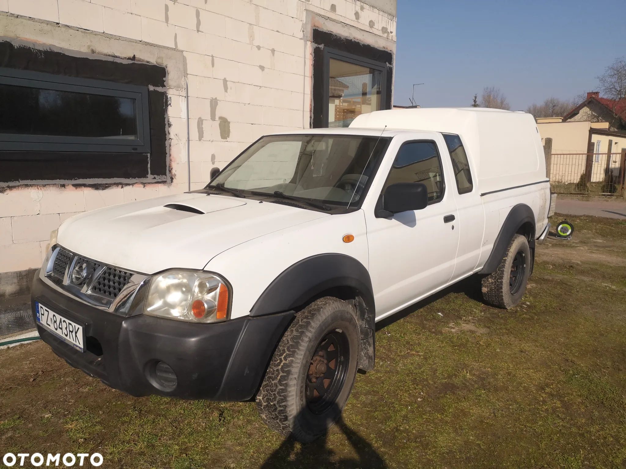 Nissan Pickup - 1